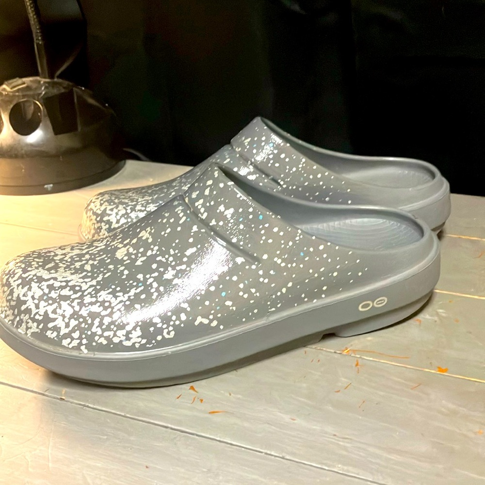 Oofos clogs like new